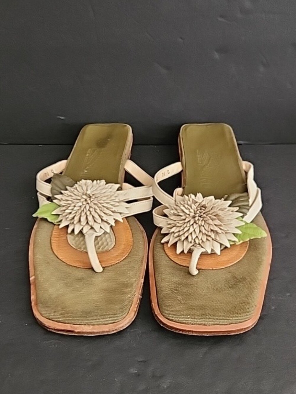 Salvatore Ferragamo Thong Flower Sandal Size 7.5 made In Italy
